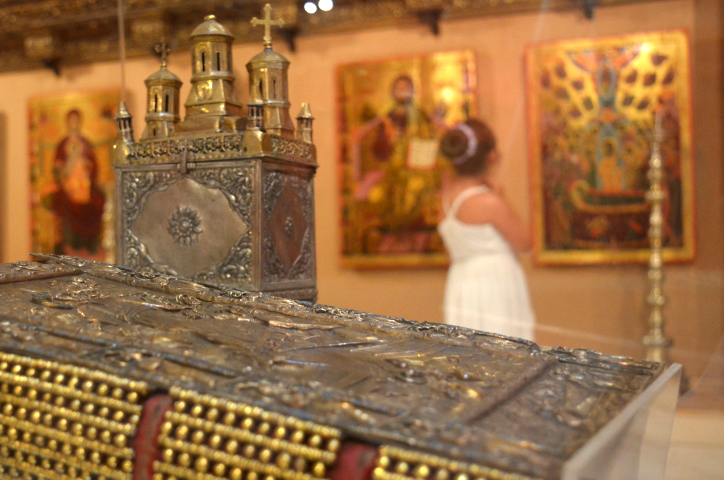 Galeria de Artă Veche Românească. Sala V, Arta din Ţara Românească, secolul XVII. Ferecătură de Evanghelie de la mănăstirea Mărgineni și chivot de la mănăstirea Snagov