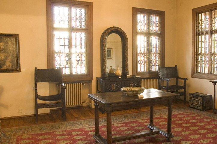 First floor. Room with European furniture and works of art