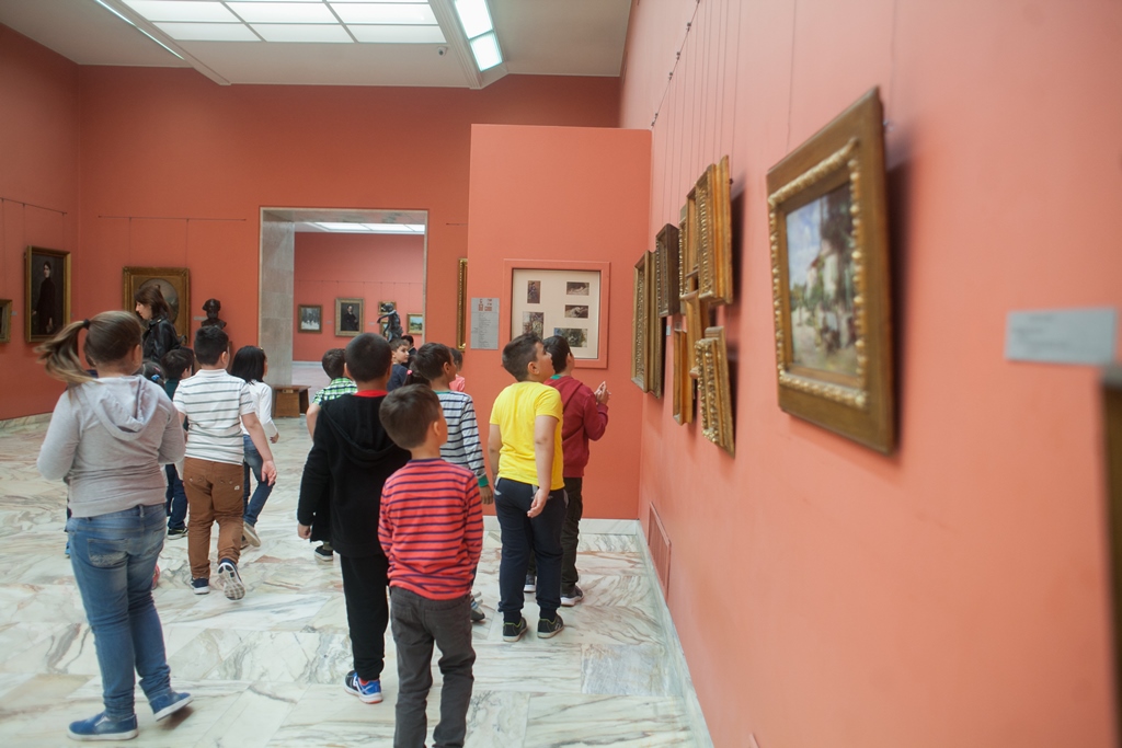 Copiii caută indicii în lucrările din Galeria de Artă Românească Modernă
