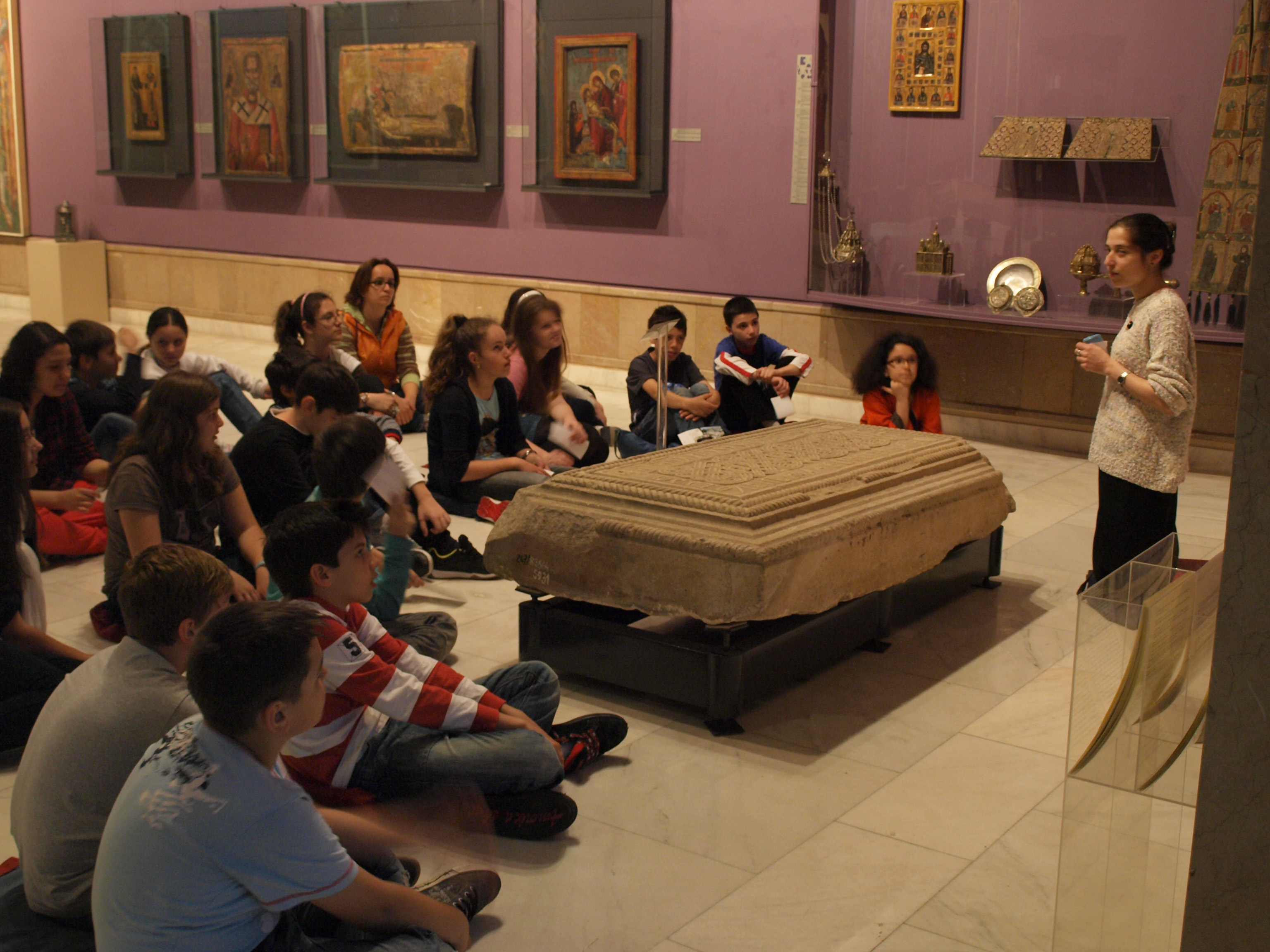 Lecţie de istorie în Galeria de Artă Veche Românească 