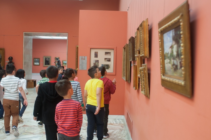 Copiii caută indicii în lucrările din Galeria de Artă Românească Modernă